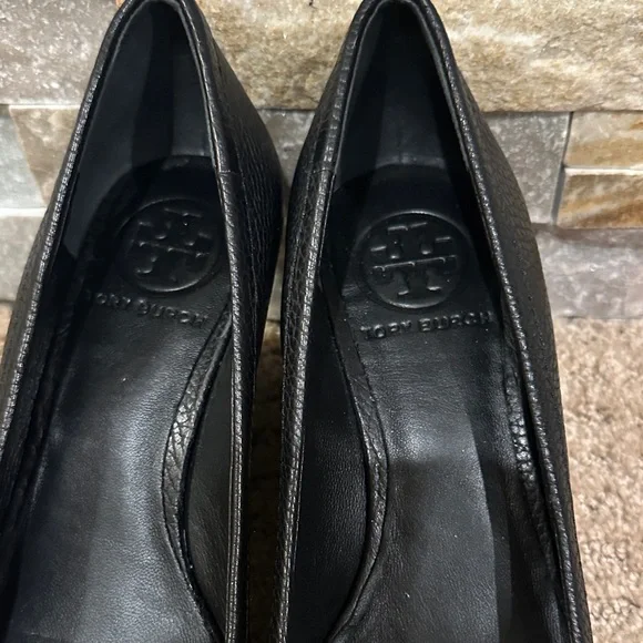 Tory Burch Natalya Pebbled Leather Black Pumps Wedges Size 5.5 - Picture 3 of 7